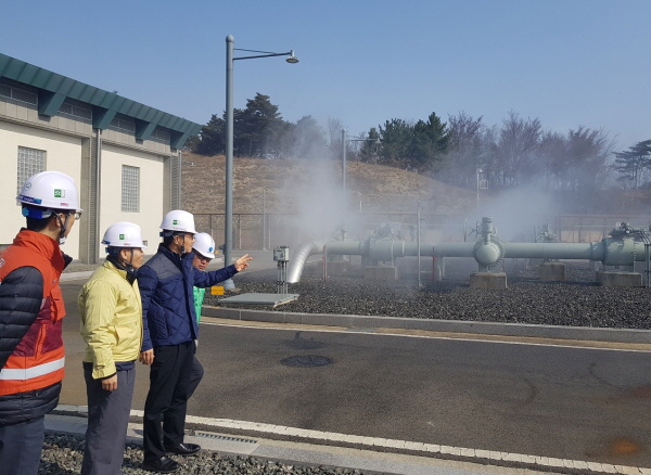 김영두 사장 직무대리(왼쪽 세번째)가 공급관리소 내 살수설비 방수조치 현장을 점검하고 있다.