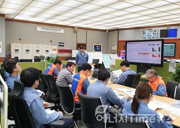 한국동서발전 해수인양펌프 운전원들에게 해수인양펌프 최적운전 가이드 시스템을 설명하고 있다.