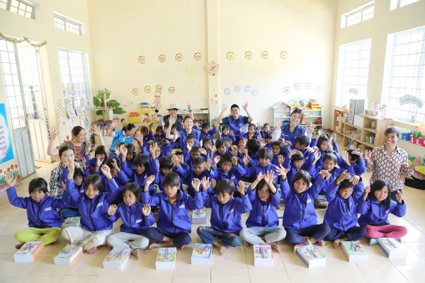 효성이 지난 23일 베트남 중부의 자매결연마을인 꼰촛 마을 유치원을 방문해 어린이들에게 선물을 전달했다.
