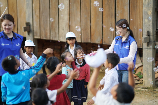 효성 직원들이 꼰촛 마을 유치원을 방문해 아이들과 놀이 프로그램을 진행했다.