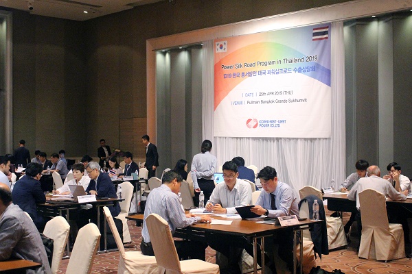 수출개척단에 참가한 협력중소기업들이 태국에서 수출상담회를 진행하고 있다.