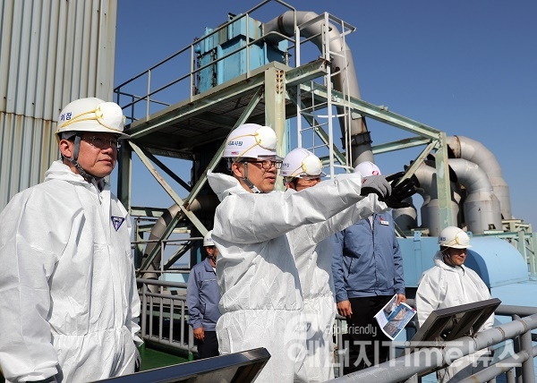 박일준 한국동서발전 사장(왼쪽에서 2번째)이 동해화력본부에서 현장 안전 점검을 시행하고 있다.