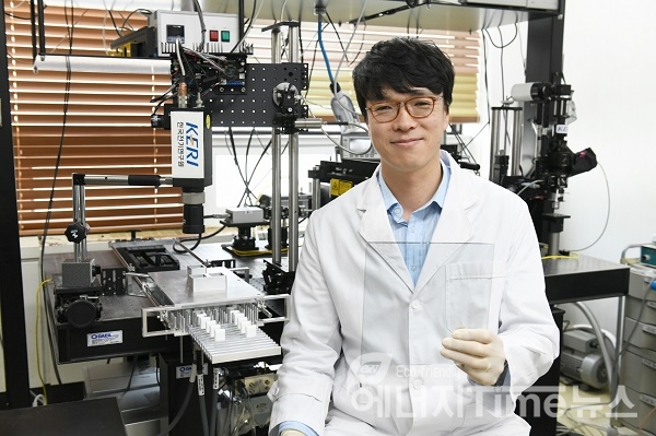 한국전기연구원 김대호 박사가 마이크로파 유도가열 기술로 열처리된 로이유리를 들고 있다.