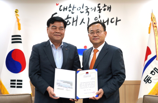 명노현 LS전선 대표(오른쪽)는 동해시청을 방문해 장학금 5억원을 기탁했다.(왼쪽 심규언 동해시장)