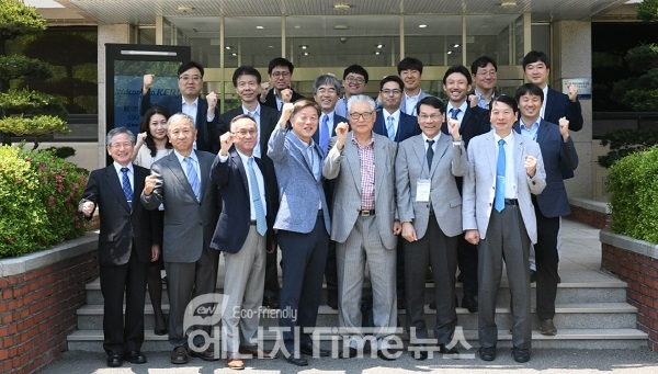 한국전기연구원이 일본 전력 유관기관 및 대학 관계자를 초청해 단체사진을 찍고있다.