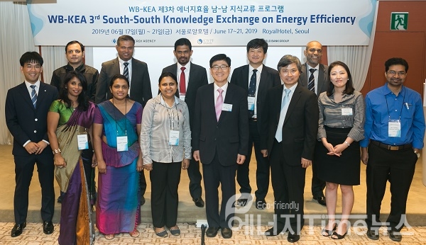 WB-KEA 에너지효율 남-남 지식교류 프로그램에서 한국에너지공단 오대균 기후대응이사(우측 네 번째)와 참가자들이 단체사진을 촬영하고 있다.