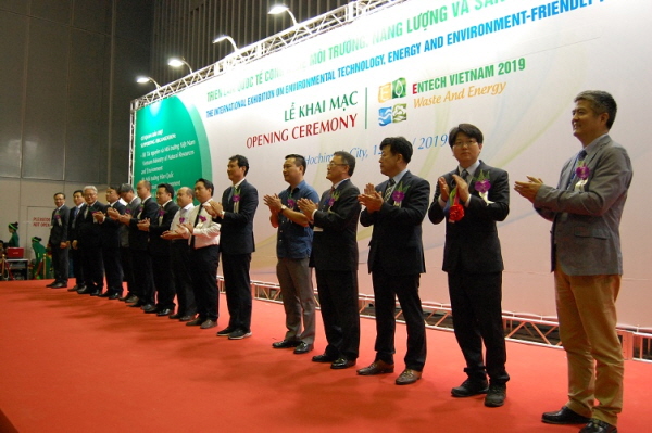 송재섭 한국서부발전 기획관리본부장(오른쪽 세 번째)이 개회식에 참석하고 있다.