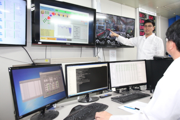 허성렬 핵융합기술개발부 선임연구원이 종합엔지니어링동 2층 모니터링 룸에서 가속기의 작동상황을 보고하고 있다.
