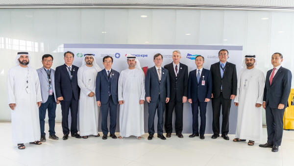 정재훈 한수원 사장(왼쪽 일곱번째)은 UAE원전 정비사업 계약을 체결하고 관계자들과 기념촬영을 하고 있다.(왼쪽 여섯 번째부터=모하메드 알 하마디(Mohamed Al Hammadi) ENEC CEO, (일곱번째)정재훈 한국수력원자력 사장, (여덟번째)마크 레드먼(Mark Reddemann) Nawah Energy CEO)