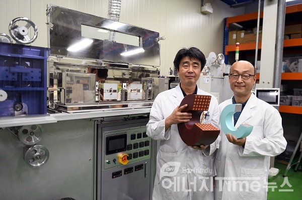 개발자인 KERI 김석환(왼쪽), 조영식 박사가 '스마트 인슐레이션' 연구실에서 크기와 무게가 줄어든 초전도 전자석 모형을 들고 포즈를 취하고 있다.