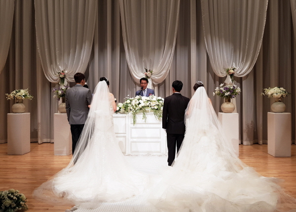다문화 가정을 위한 합동결혼식에서 김철 대한적십자사 울산지사 회장이 주례를 하고 있다.