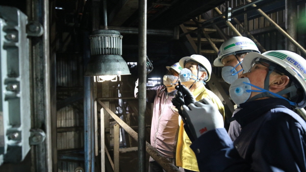 김병숙 사장 발전소 설비현장을 점검하고 있는 모습이다.
