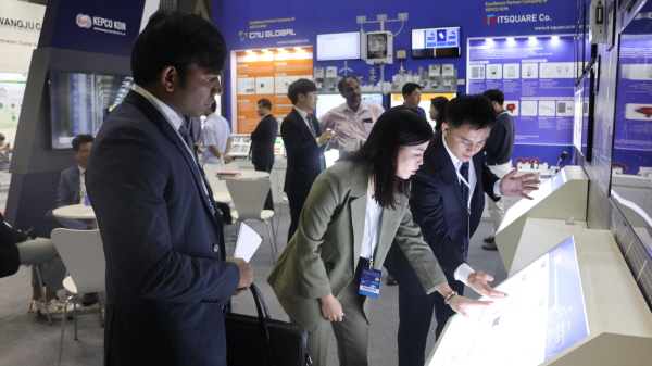 베트남에서 열리는 한국 스마트전력에너지전시회에 참가한 한전KDN 부스