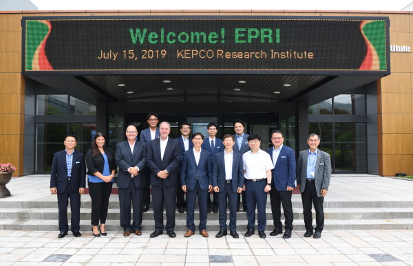 김숫철 전력연구원 원장(앞줄 가운데)과 연구원들이 미국 EPRI 관계자들과 기술회의 후 기념촬영을 하고 있다.