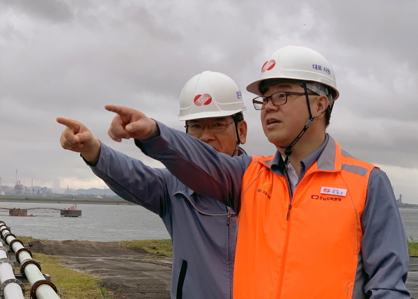 박일준 동서발전 사장(오른쪽)이 호남화력본부 안전점검을 실시하고 있다.