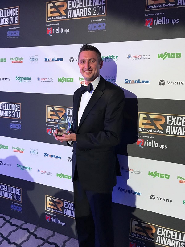 슈나이더일렉트릭의 영국 및 아일랜드 지역 Secure Power 부문 부사장인 마크 가너 (Marc Garner)가 ‘2019 EA 어워드’ 에서 데이터센터 설계 및 구축 부문 올해의 제품상을 수상했다.