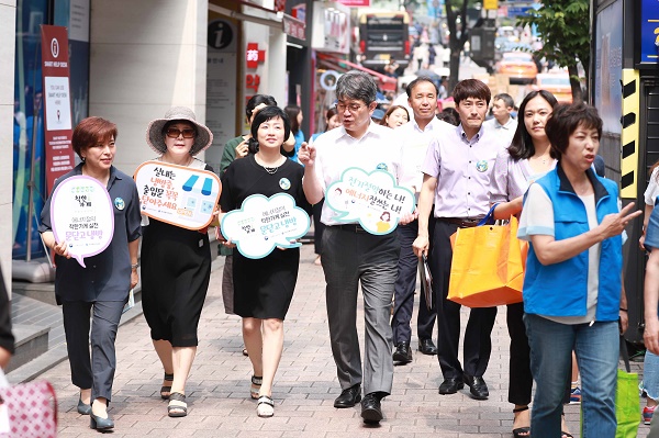 서울 YWCA와 함께 공단 김창섭이사장이 거리 캠페인을 진행중이다.