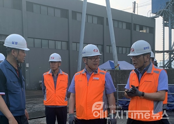박일준 한국동서발전 사장(오른쪽에서 2번째)과 관계자들이 호남화력본부 현장을 점검을 하고 있다.