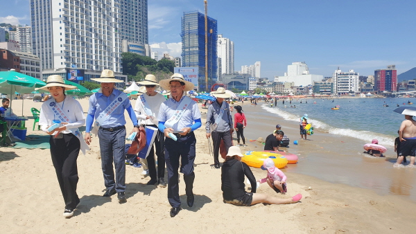 부산 송도 해수욕장에서 시행된 ‘안전사고 예방 및 청렴문화 확산 대국민 캠페인’ 시행 모습