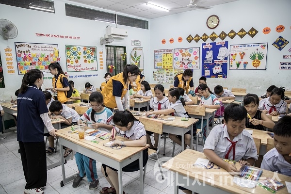 한국남동발전 해외봉사단이 베트남 호찌민 빈떤의 한 초등학교에서 체험활동을 펼치고 있다.