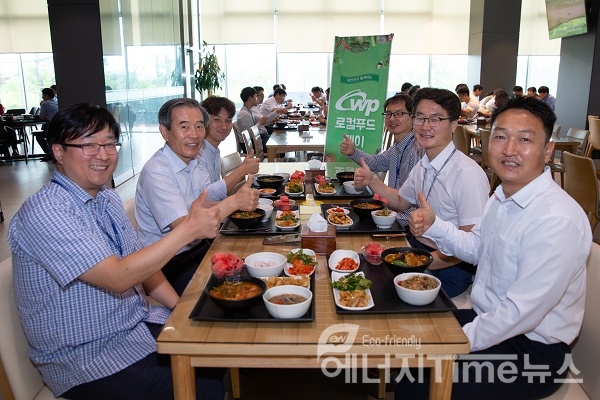한국서부발전 김병숙 사장(왼쪽 가운데)이 직원들과 함께 지역 농수축산물로 만든 음식으로 식사를 하고 있는 모습.@제공 서부발전