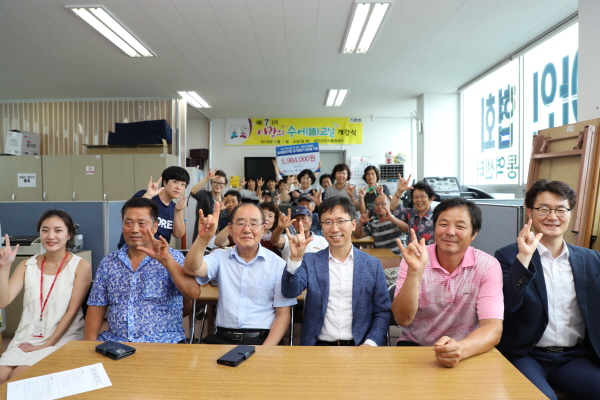 이상현 서부발전 국정과제추진실장(앞줄 왼쪽 네 번째)이 농아인협회 관계자들과 기념촬영을 하고 있다.