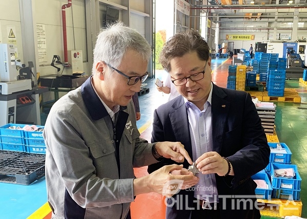 박일준 한국동서발전 사장(오른쪽)이 윤종찬 비엠티 대표로부터 설비 부품에 대한 설명을 듣고 있다.