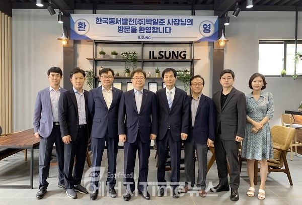 박일준 한국동서발전 사장(왼쪽에서 4번째), 지영배 일성 대표(왼쪽에서 5번째)와 각 기업 관계자들이 기념 촬영을 하고 있다.