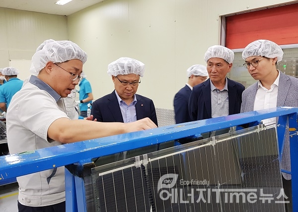 표영준 한국동서발전 사업본부장(왼쪽에서 2번째)가 에스에너지의 태양광 설비에 대한 설명을 듣고 있다.