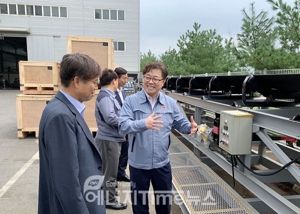 박일준 한국동서발전 사장(오른쪽)이 나복남 대양롤렌트 대표로부터 현장 설비에 대한 설명을 듣고 있다.