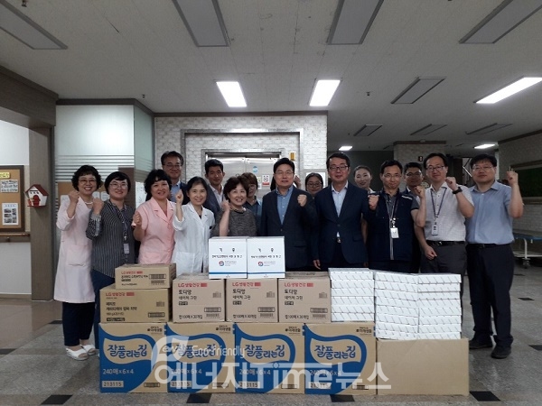 김형근 한국가스안전공사 사장과 임직원들이 물품 후원을 하고 있다.