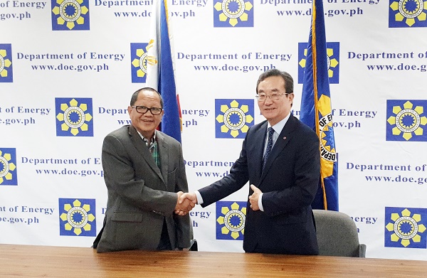 한전KPS 김범년 사장(사진 오른쪽)과 필리핀 에너지부(DOE) 베니토 랑퀴(Benito L. Ranque) 차관이 필리핀 전력산업 협력방안에 대한 면담에 앞서 함께 악수를 나누고 있다.