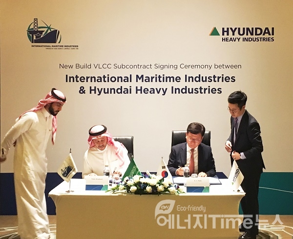 현대중공업이 최근 아랍에미리트 두바이에서 IMI, 바흐리와 체결한 초대형유조선(VLCC) 1척 계약식 (사진 왼쪽 IMI 파티 알 살림(Fathi K. Al-Saleem) 대표, 사진 오른쪽 현대중공업 박승용 부사장(선박해양영업본부장))