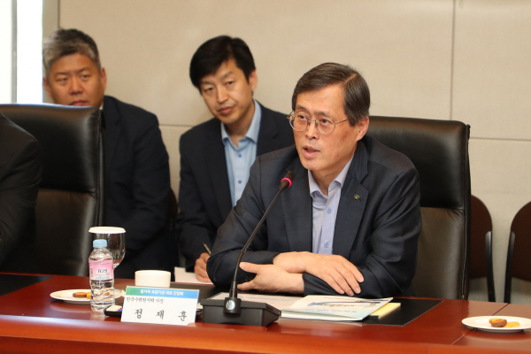 18일 대전 컨벤션센터에서 열린 ‘원자력 유관기관 대표 소통·상생 간담회’에 참석해 현안을 공유하고 있는 정재훈 한수원 사장이다.