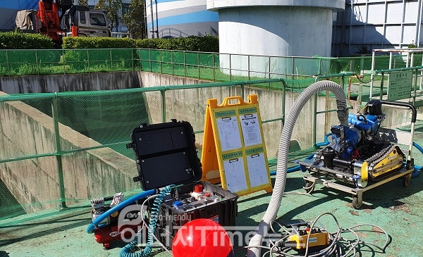 당진화력본부 폐수조 앞에 있는 수중청소로봇의 모습.