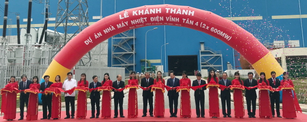 베트남전력공사(EVN)의 발주로 두산중공업이 건설한 '빈탄4’ 화력발전소 준공식이 21일, 베트남 빈투앙성에서 열렸다.(박인원 두산중공업 부사장(오른쪽 첫번째)과 쩡화빈(Truong Hoa Binh) 베트남 부수상(오른쪽 여섯번째) 등 주요 관계자들이 기념 촬영을 하고 있다)