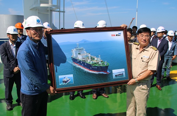 제주 LNG기지에 첫 LNG 수송 입항식이 24일 개최됐다. 사진 왼쪽 유영걸 한국가스공사 제주기지운영사업단장, 오른쪽이 김봉일 SM JEJU LNG 1호 선장.