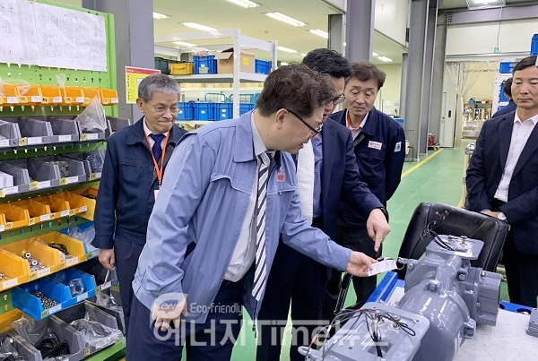 박일준 한국동서발전 사장(왼쪽)이 에너토크 관계자로부터 제품에 대한 설명을 듣고 있다.