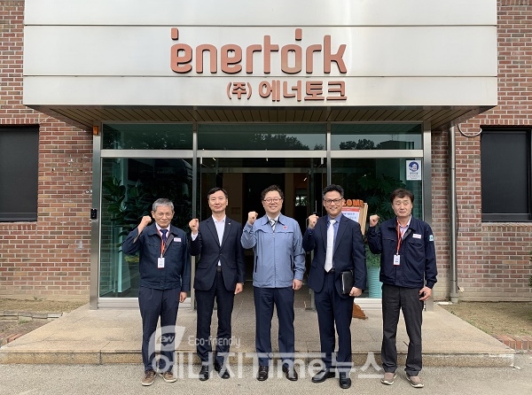 박일준 한국동서발전 사장(오른쪽에서 3번째), 장기원 에너토크 대표(오른쪽에서 2번째)와 각 기업 관계자들이 기념 촬영을 하고 있다.