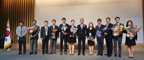 정경일 한국방사선진흥협회장(오른쪽 여섯번째)과 수상자들이 단체 기념촬영을 하고 있다.