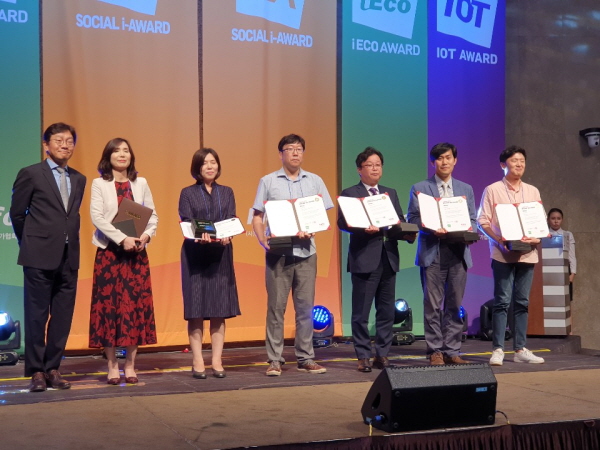 2일 서울 양재 엘타워에서 개최된 ‘인터넷 에코어워드 2019’에서 대상을 수상한 한국에너지공단 및 관계자들이 단체 기념촬영을 하고 있다.