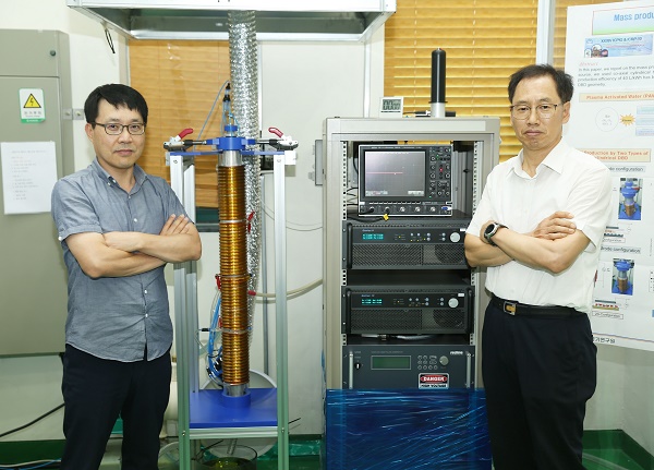플라즈마 활성수 대용량 제조기술 개발자인 한국전기연구원 조주현 박사(왼쪽)와 진윤식 박사(오른쪽)