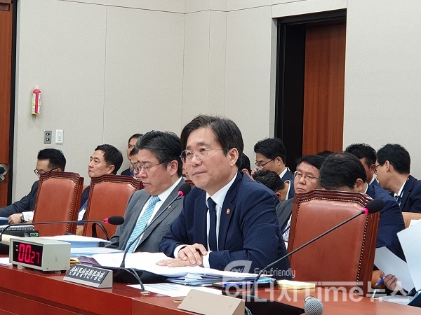 성윤모 장관이 의원들의 질문에 답변을 하고 있다.