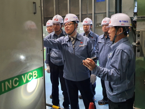 박일준 동서발전 사장(앞줄 왼쪽)과 경영진이 일산화력본부 발전 설비를 점검하고 있다.