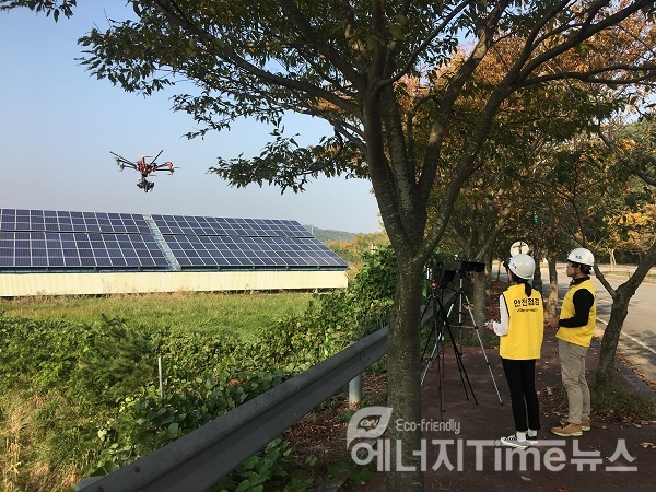 한국서부발전이 열화상카메라가 탑재된 드론을 활용해 소규모 태양광업체의 불량 태양광 패널을 점검하고 있다.