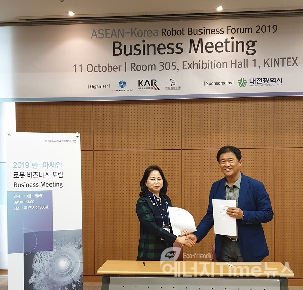 CEO 로안(좌측)과 CNA 김종흥 CTO가 업무협약을 체결하고 있다.