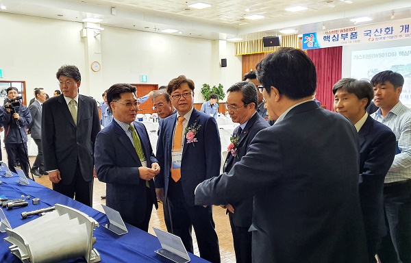 박일준 한국동서발전 사장(왼쪽에서 3번째)이 국산화 개발 회사 관계자로부터 설명을 듣고 있다.