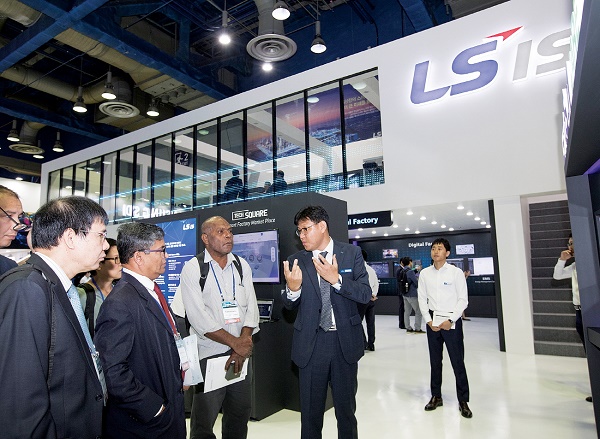 LS산전이 삼성동 코엑스에서 열린 한국스마트그리드엑스포 2019에 참가해 기존 전력, 자동화 기술에 AI, 빅데이터 등 DT(디지털 전환) 기술을 접목한 차세대 솔루션을 선보였다. 사진은 LS산전 관계자가 참관객에게 ESS(에너지저장장치)를 설명하고 있는 모습