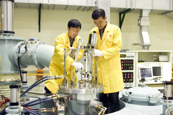 KAERI는 전세계에서 유일하게 원심분무 U-Mo 핵연료 기술 개발에 성공했다.