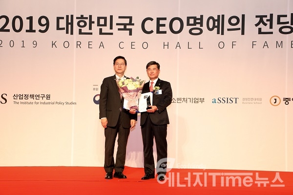 CEO명예의전당 상을 수상하는 박성철KDN 사장(사진 오른쪽)